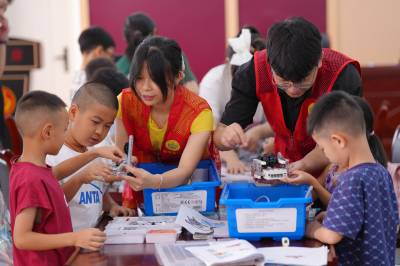 湖北巴东：科技赋能爱心托管 多彩暑期点亮科学梦（客户端采稿）