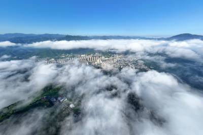 云海绕山城 景色美如画