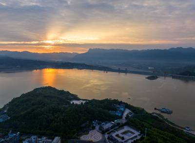 夏日三峡朝霞美