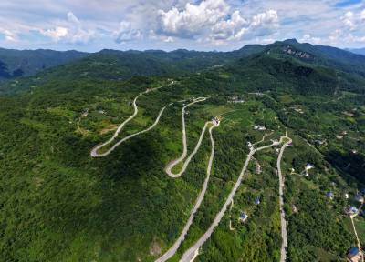 道路畅 乡村兴