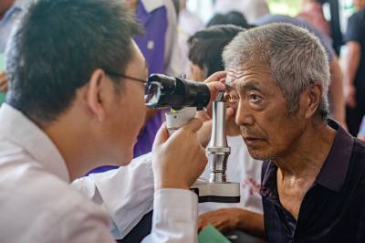聚焦“一老一小” 筑牢眼部健康屏障