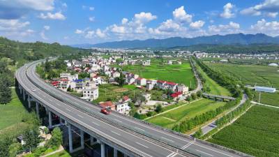 房县：畅通公路 带动致富