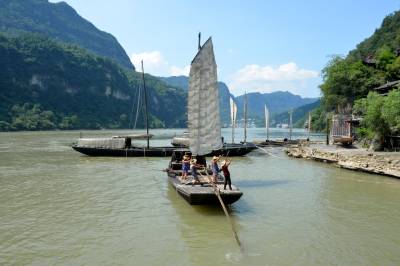 宜昌：山水实景舞台展演非遗“峡江号子”