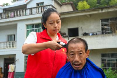 湖北英山：兜底服务保民生