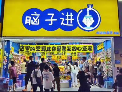 武汉:三伏天里江汉路人流如潮涌逛街购物拉动了夜市经济