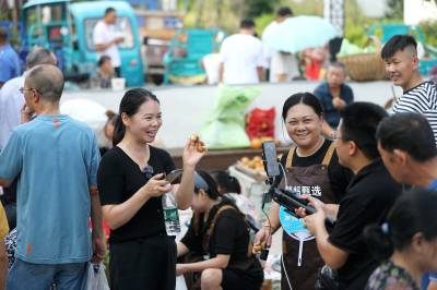 湖北荆门：村支书赶集“直播”助农增收    