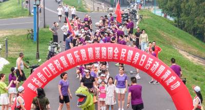 襄阳亲子跑欢乐开赛  300市民晨练凤雏大桥​​