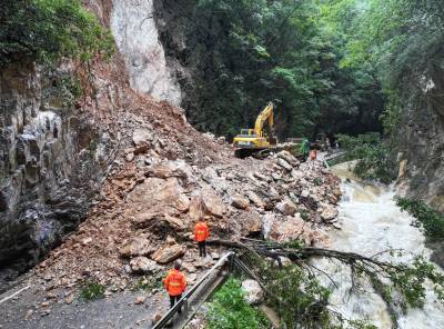 湖北保康：清除公路垮方保安全通行（客户端采稿）