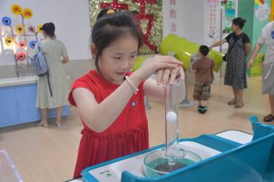  湖北十堰：科技馆里度暑假