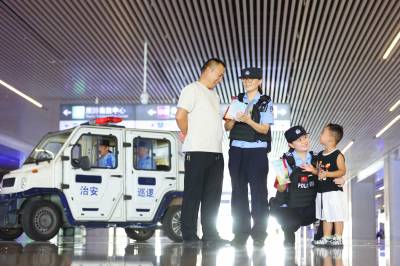 护航暑运平安路  襄阳铁警服务宣传暖人心