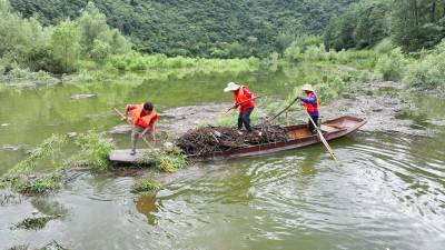  房县：打捞漂浮垃圾 守护一库碧水