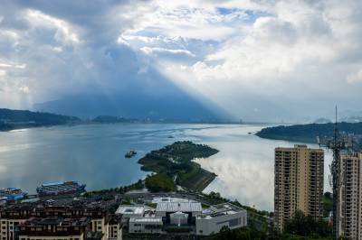 湖北秭归：三峡大坝晨光美