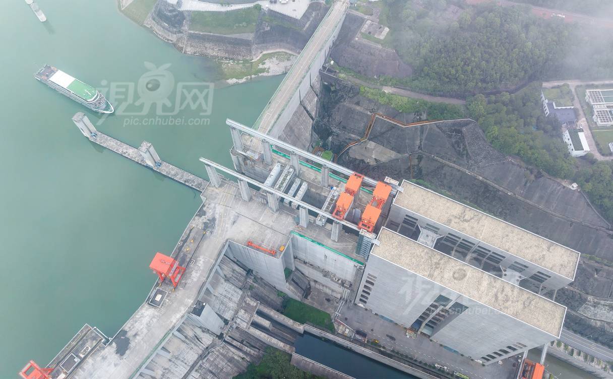 946031