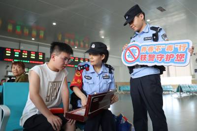 襄阳铁警：酷暑“烤”验显担当 平安暑运宣传忙