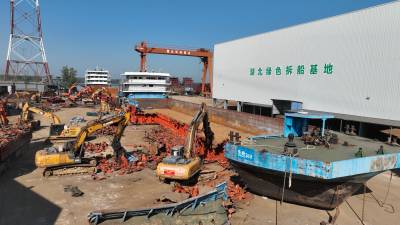 长江老旧营运船舶拆解忙