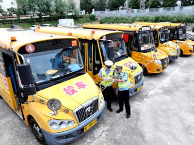 校车“体检”迎开学
