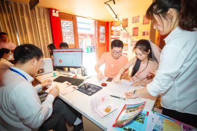  古街鹊桥结连理 文明新风醉七夕