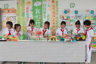 枝江：开学展示手工作品
