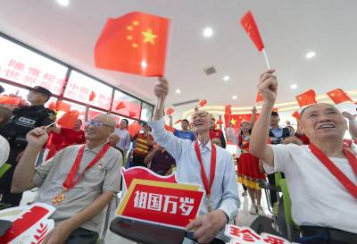 湖北荆门：各界群众同看抗战胜利阅兵（客户端采稿）