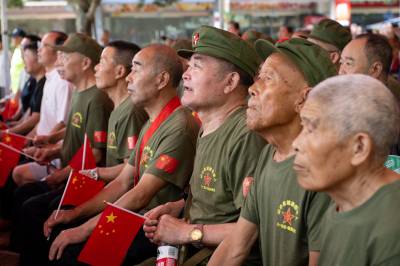 湖北秭归：观看中国人民抗日战争胜利80周年阅兵仪式