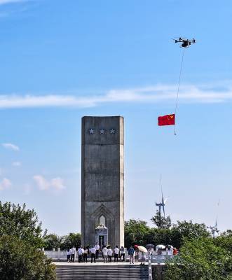 湖北宜城：国旗飘扬英雄牺牲地上空