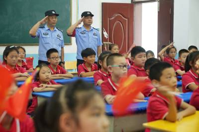 共育爱国情 法治润童心