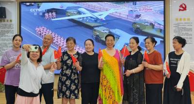 武汉:街道社区党员居民等收看纪念中国人民抗日战争暨世界反法西斯战争胜利80周年大会直播