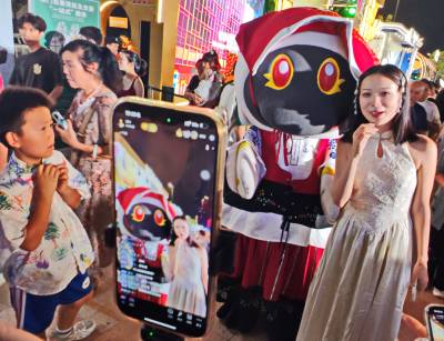 “湖北·武汉澳门周”里  澳门旅游吉祥物“麦麦”来到现场受欢迎