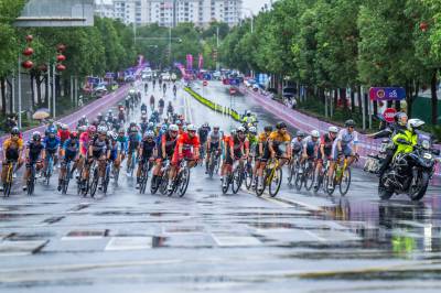 湖北恩施：2025中国公路自行车公开赛（湖北恩施站）雨中开赛