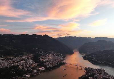 巴东：落日余晖映峡江 水墨苍穹晕浪漫