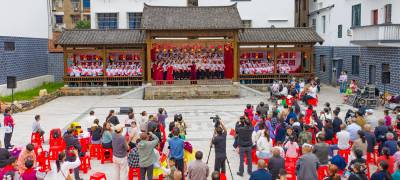嘉鱼县鱼岳镇歌声里忆峥嵘 舞姿中颂祖国