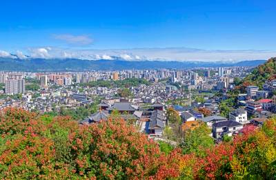 湖北恩施：生态城市秋日风景如画