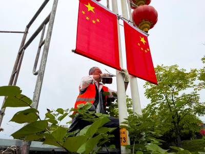 湖北恩施：挂国旗 迎国庆