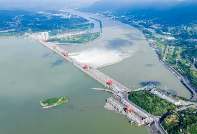 湖北宜昌：三峡水库今年首次开闸泄洪