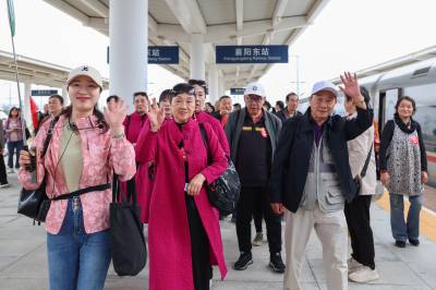 襄荆高铁迎来开通后首趟千人高铁旅游专列