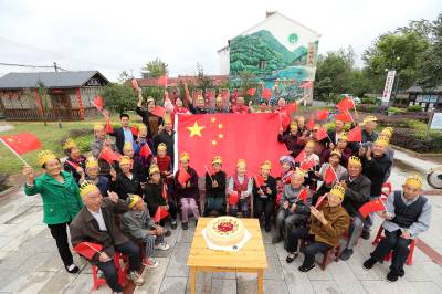 湖北沙洋：“寿星”与国旗共绘“家国同庆”画卷       