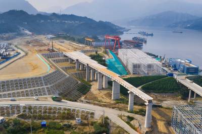 三峡枢纽茅坪港疏港铁路建设忙