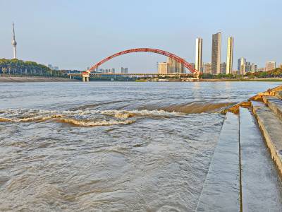 武汉:长江汉江秋汛到    两江洪水涨起来