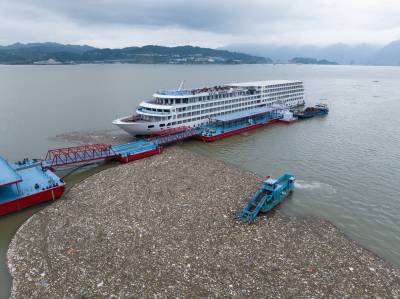 三峡秋汛清漂忙