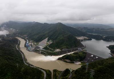 竹山县潘口和小漩水电站开闸泄洪