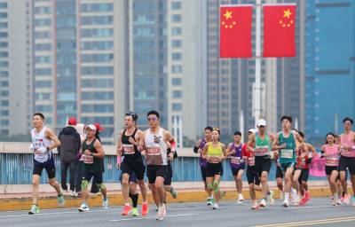2025襄阳马拉松开跑 千年古城被运动激情点燃