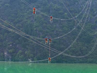 百米高空跨江施工 建设高铁电力动脉