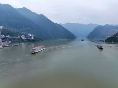 三峡水库完成175米蓄水 长江巴东段航运忙