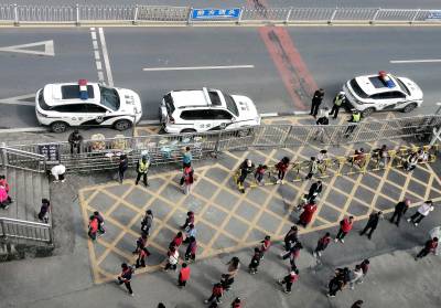 上放学时间，学校门前“警察、教师、安保、志愿者”合力“护校安园”
