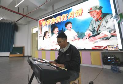 乡村幼儿园来了男幼师