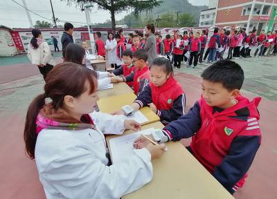 给健康“打卡”，为成长“存档  竹山县宝丰镇为6186名中小学生送上“健康大礼包”