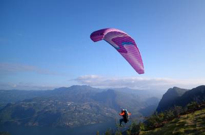 湖北恩施：2025巴东滑翔伞“廪君杯”邀请赛顺利完赛