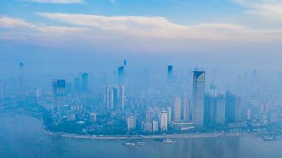 湖北武汉：云雾锁大江如画（客户端采稿）