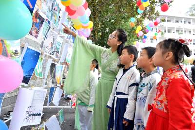 诗韵雅集润童心 趣味游园诵经典