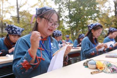 三闾刺绣竞技忙